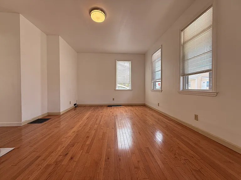 108-110 Russell St #1 — Photo 2