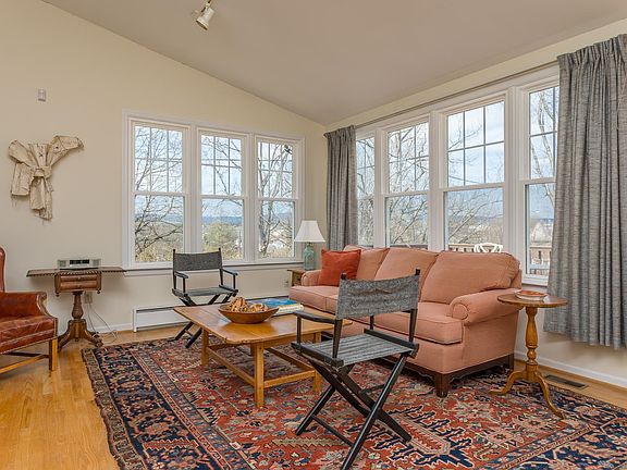 5th image of 298 Campbell St