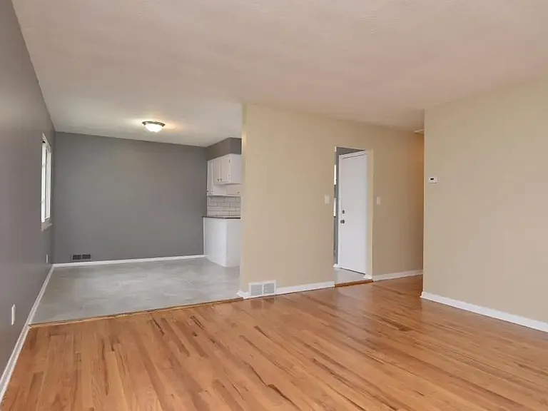 10204 S Highland Ave — Photo 4
