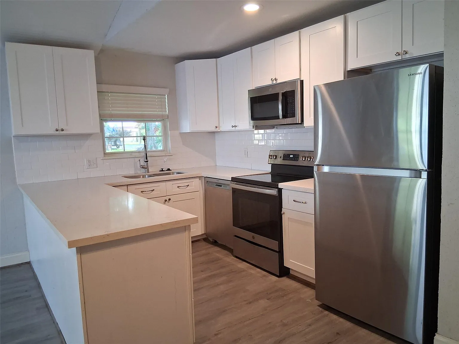 3 bed, 2.0 bath, 1300 sqft, $1,650 — Photo 2