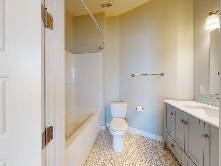 320 N Pine St #202 — Photo 9