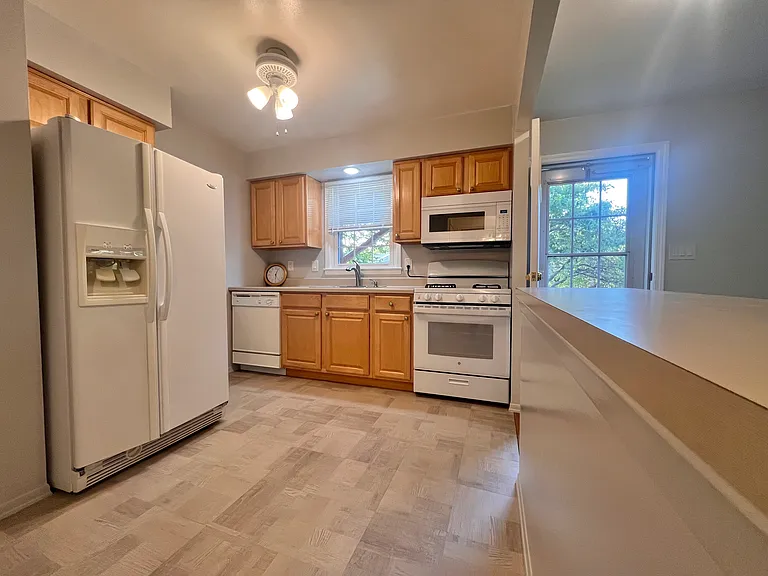 18-23 Clintonville St #1 — Photo 3