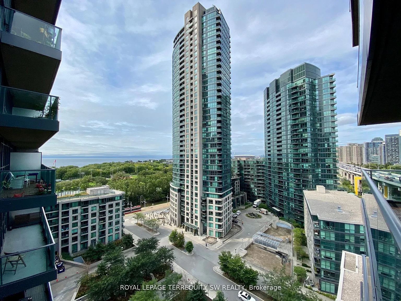 209 Fort York Blvd — Photo 1