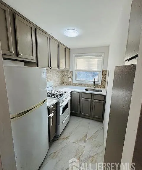 636 Cora Pl — Photo 3