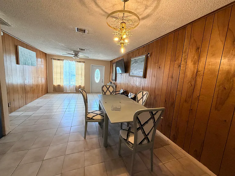 2033 Longwood Rd — Photo 4