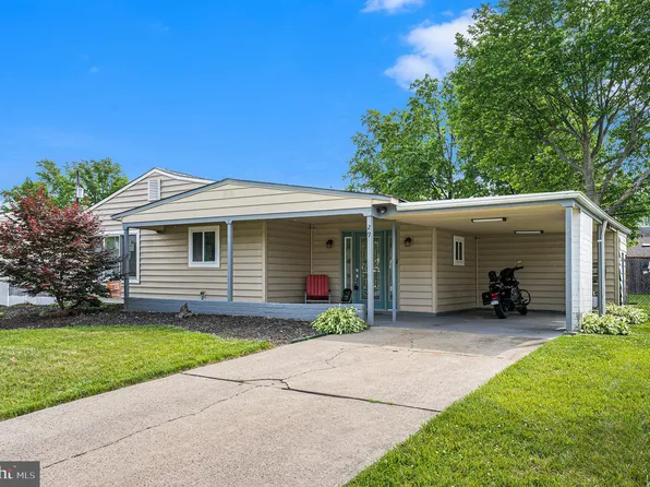 29 Gamewood Rd, Levittown, PA 19057