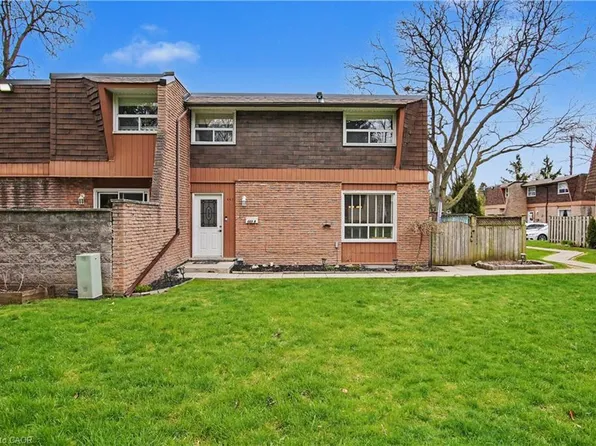 661 Francis Rd #4, Burlington, ON L7T 3X6