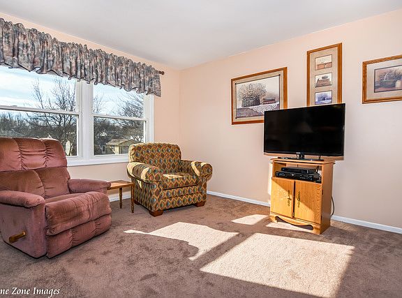 3rd image of 1024 W Elmwood Ln