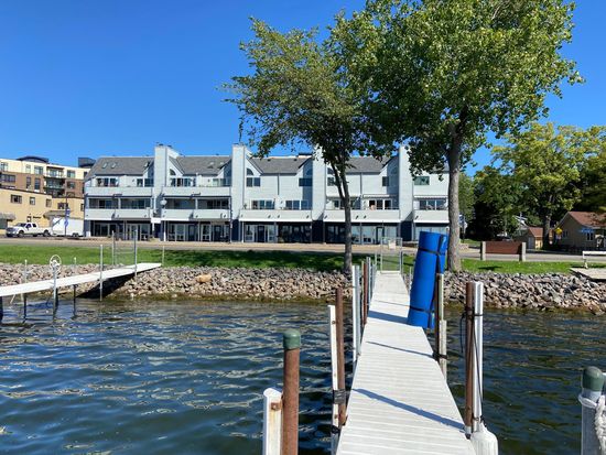 4 Shoreline Pl, Spring Park, MN 55384