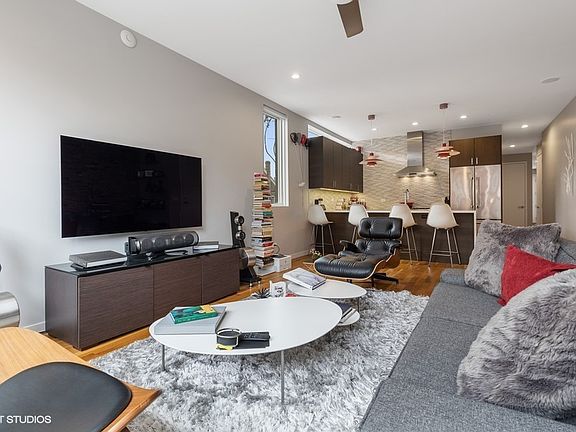 4th image of 814 N Marshfield Ave #2S