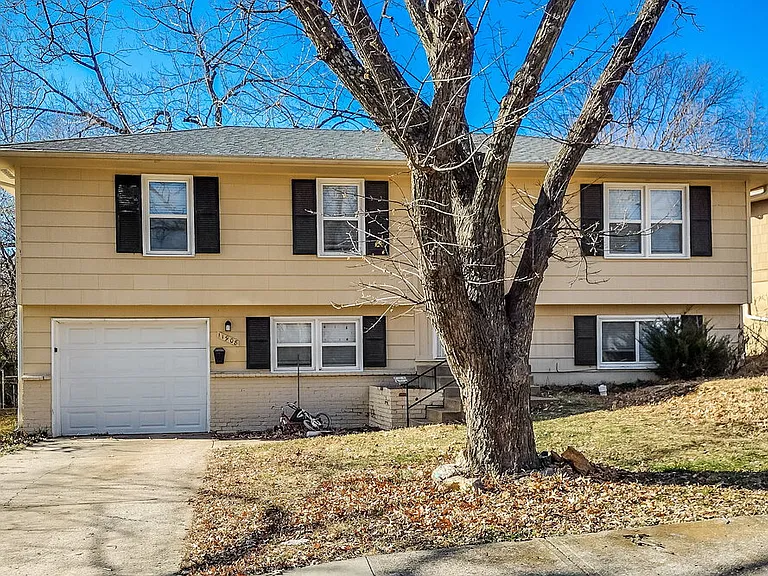 11908 Bennington Ave — Photo 1
