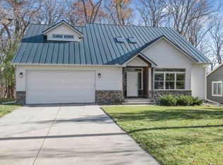 2910 Oaklawn Ln, Mound, MN 55364