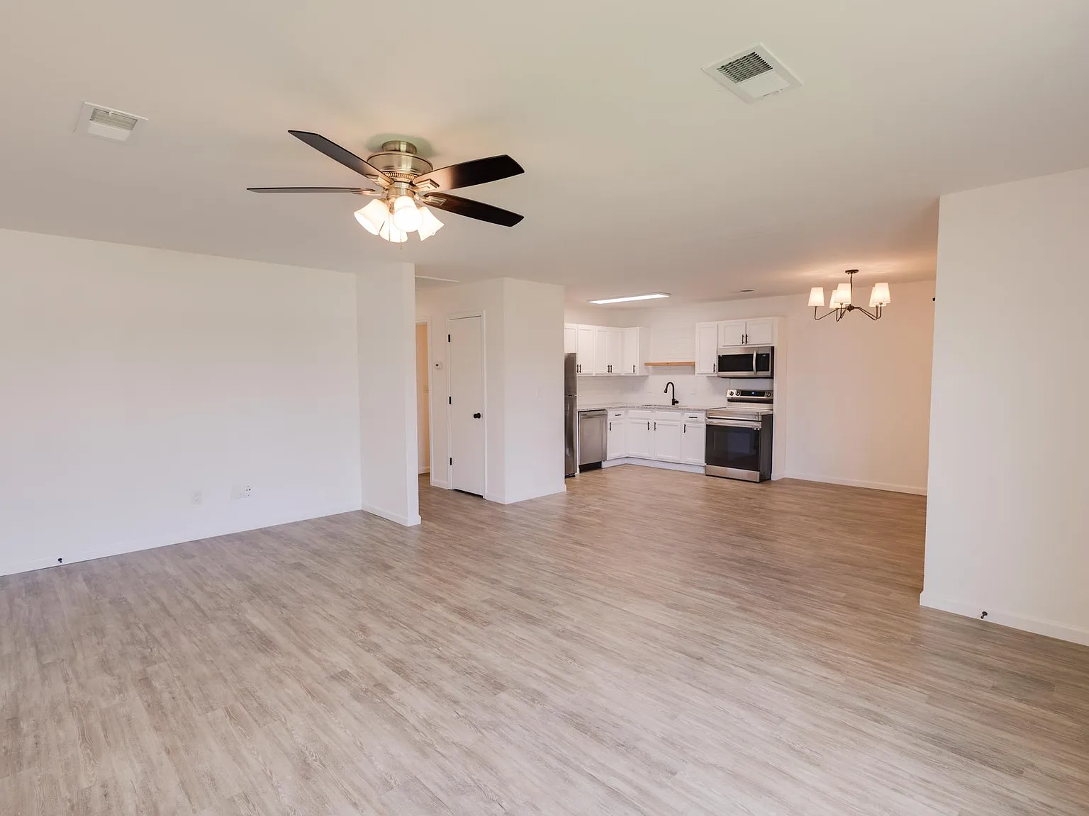 3 bed, 1215 sqft, $1,545 — Photo 2