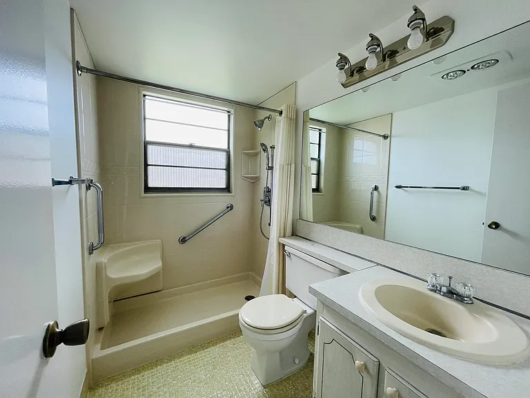 333 Farnham Cres #P — Photo 8