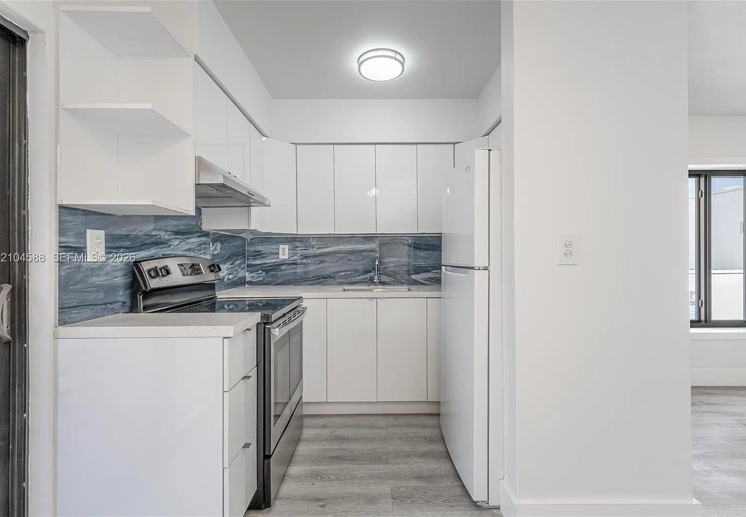 Riverview — Photo 1