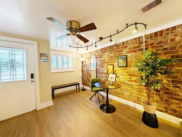 3215 Royal Oaks Dr — Photo 5