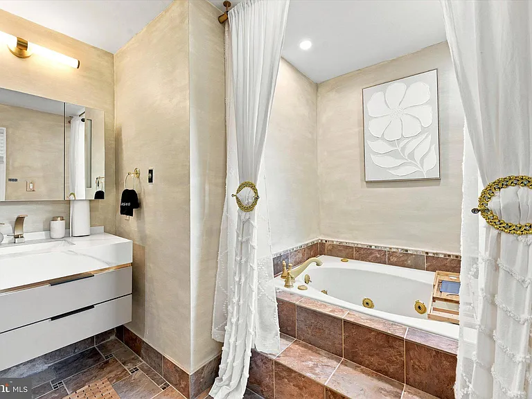63 E Jonathan Ct — Photo 19