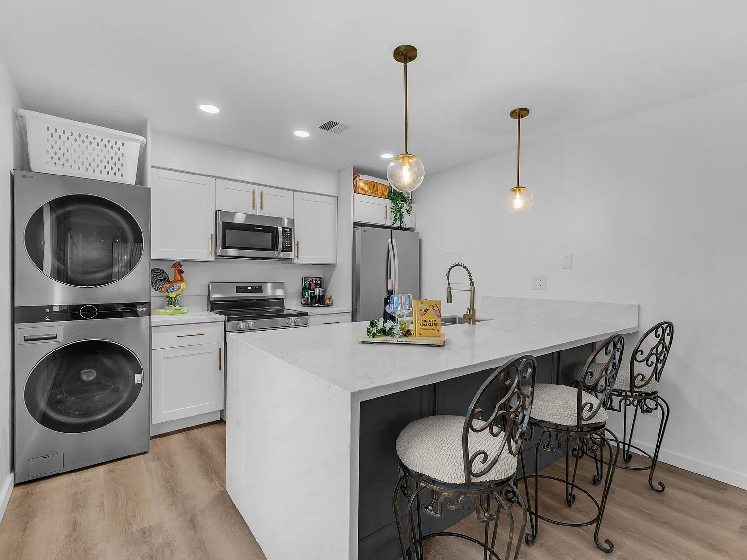 2 bed, 810 sqft, $3,500 — Photo 1