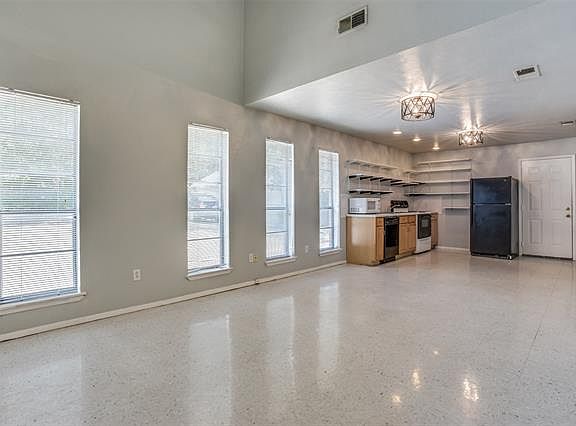 4th image of 2608 Lubbock Ave