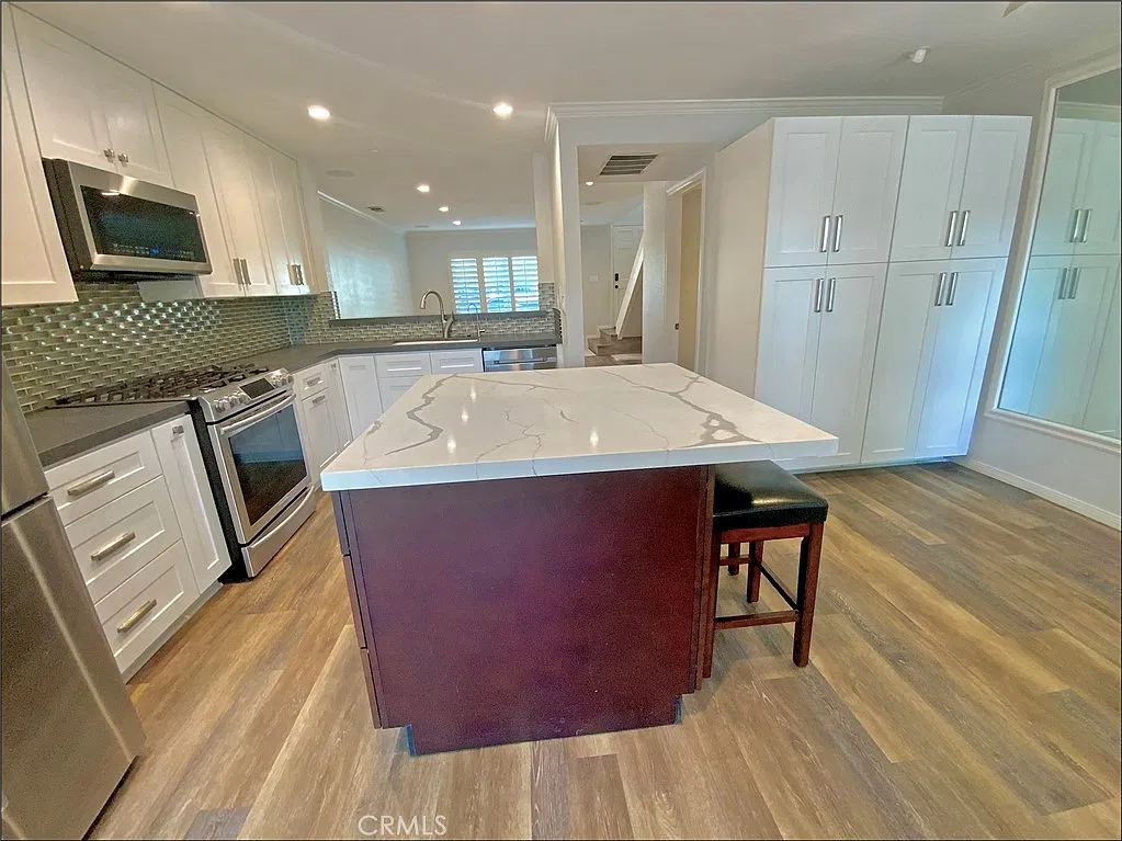 2 bed, 1.5 bath, 1232 sqft, $4,000 — Photo 4