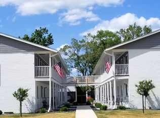 471 E State St APT 12, Sycamore, IL 60178