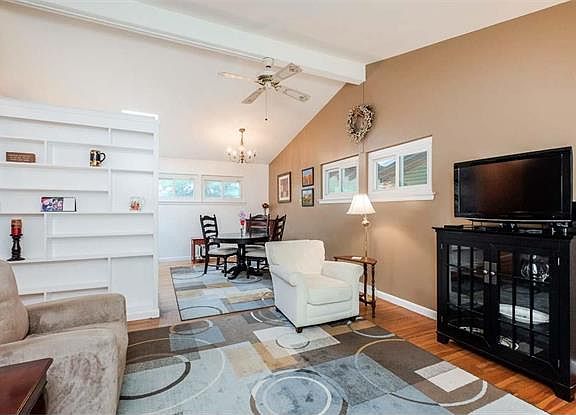 4th image of 1011 Banyon Dr