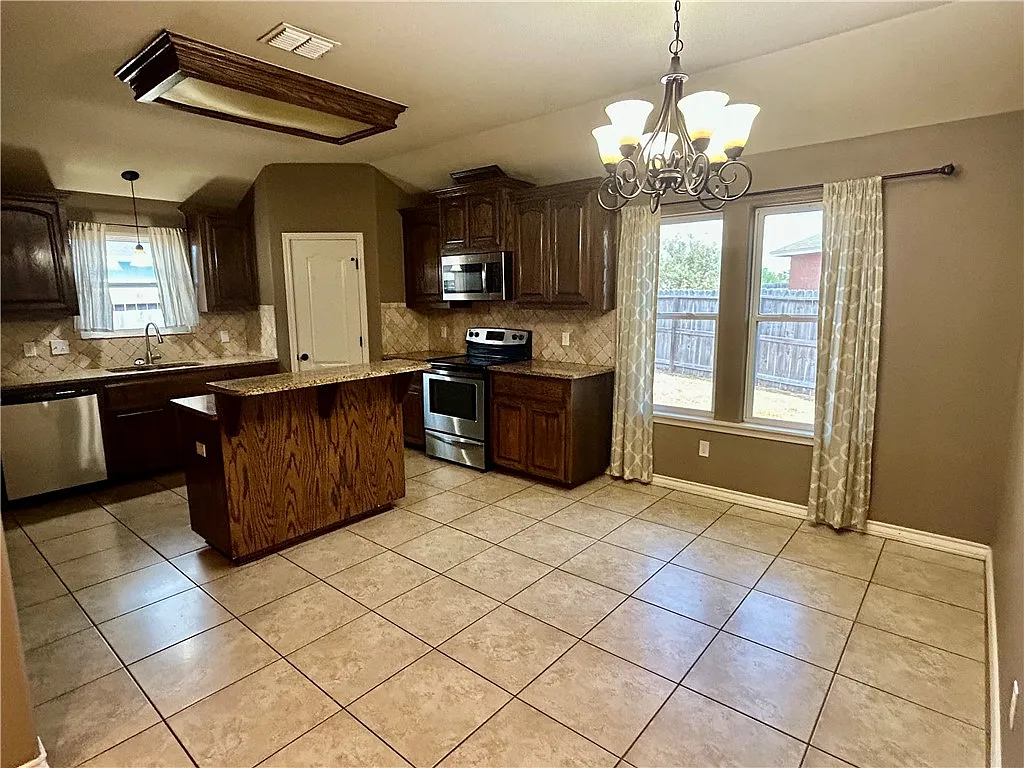 3 bed, 2.0 bath, 1585 sqft, $2,100 — Photo 4