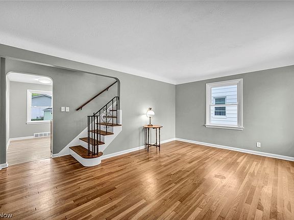 4th image of 391 E 324th St