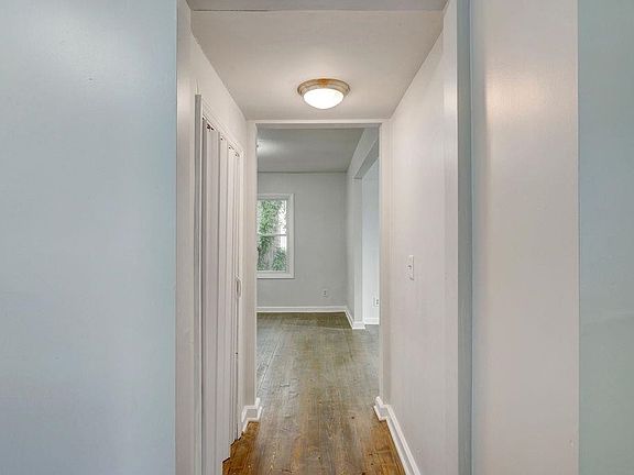 5th image of 610 W Waddell St