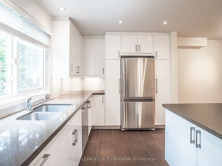 640 Adelaide St W — Photo 12