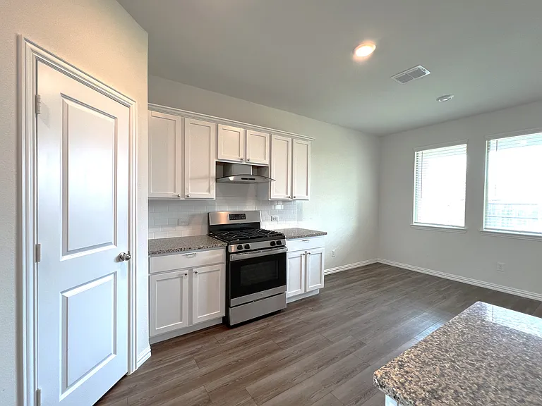 1511 Avery Pointe Dr — Photo 7