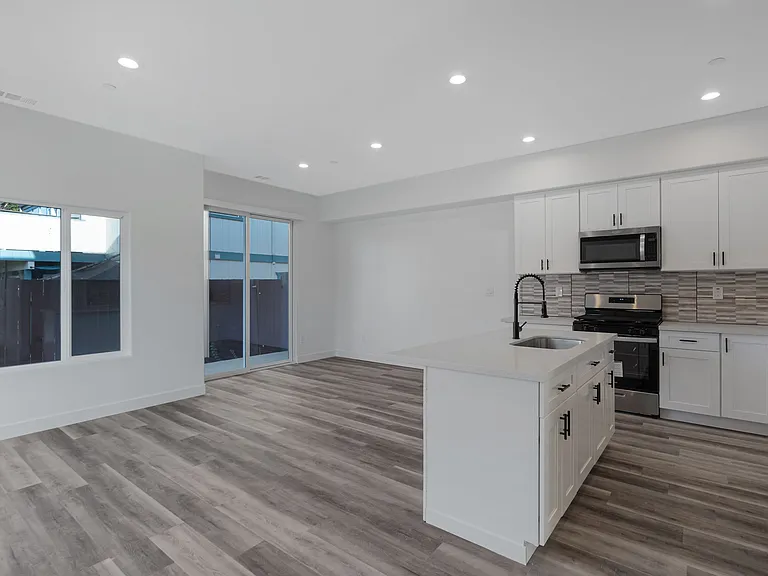 42 Kamilah Deyn Cir — Photo 2