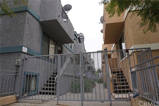 Pedestrian gate