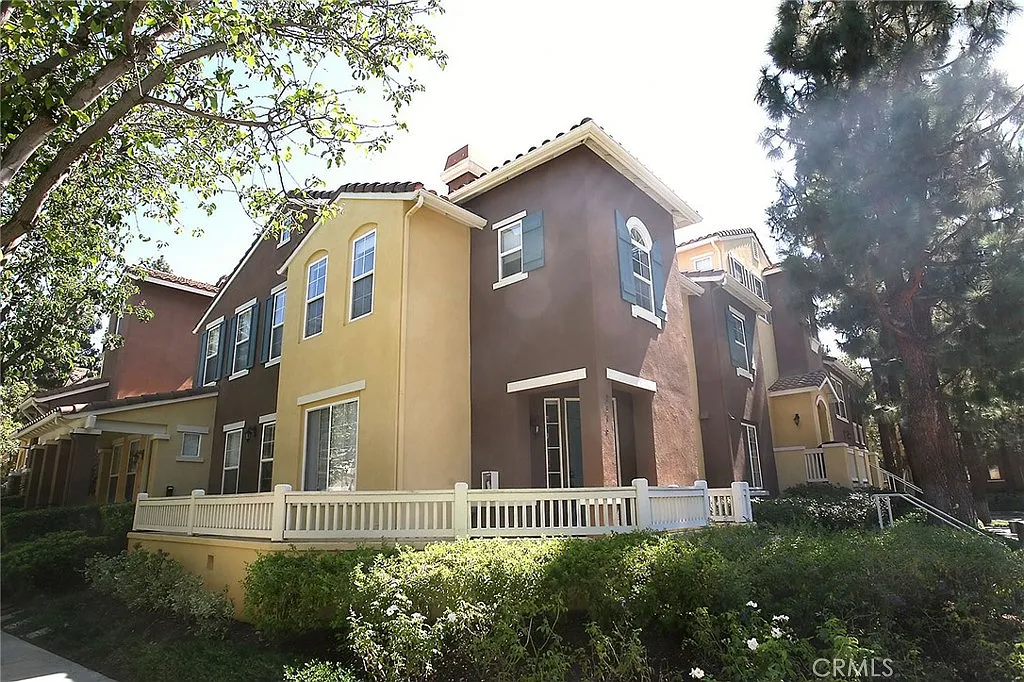 3 bed, 2.5 bath, 1627 sqft, $4,600 — Photo 2