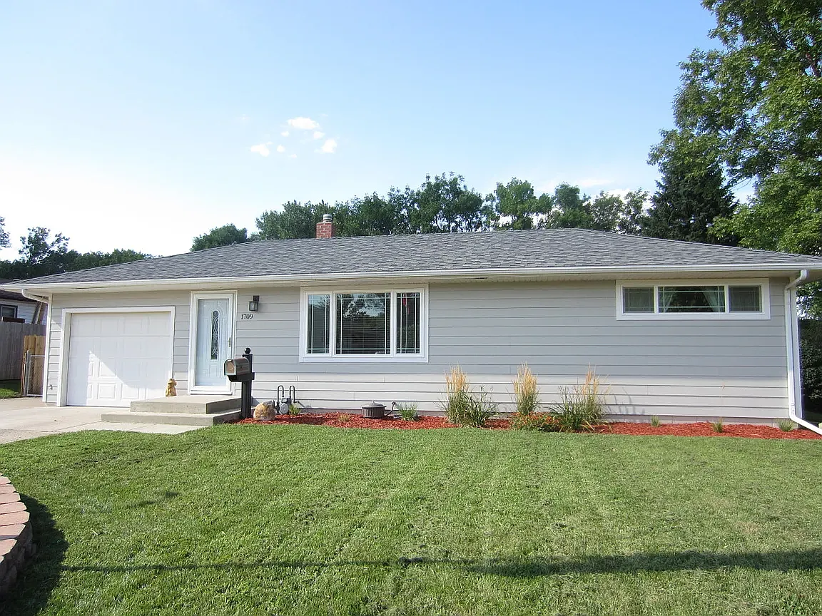 4 bed, 836 sqft, $1,750 — Photo 1