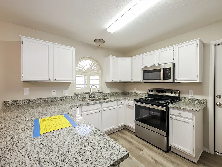 7549 W Kerry Ln — Photo 4