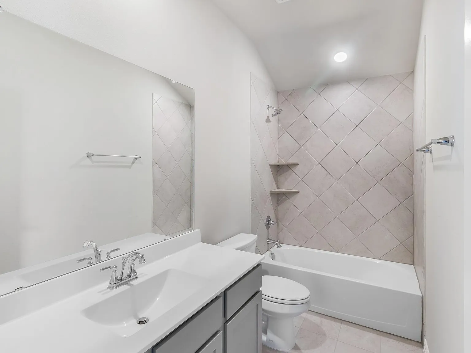 4 bed, 2304 sqft, $2,850 — Photo 4