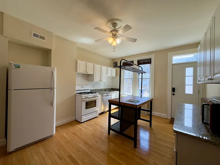311 S East Ave — Photo 4