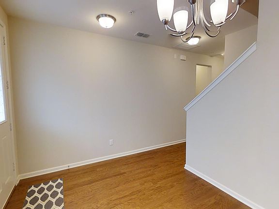 3rd image of 1041 Livingstone Ln