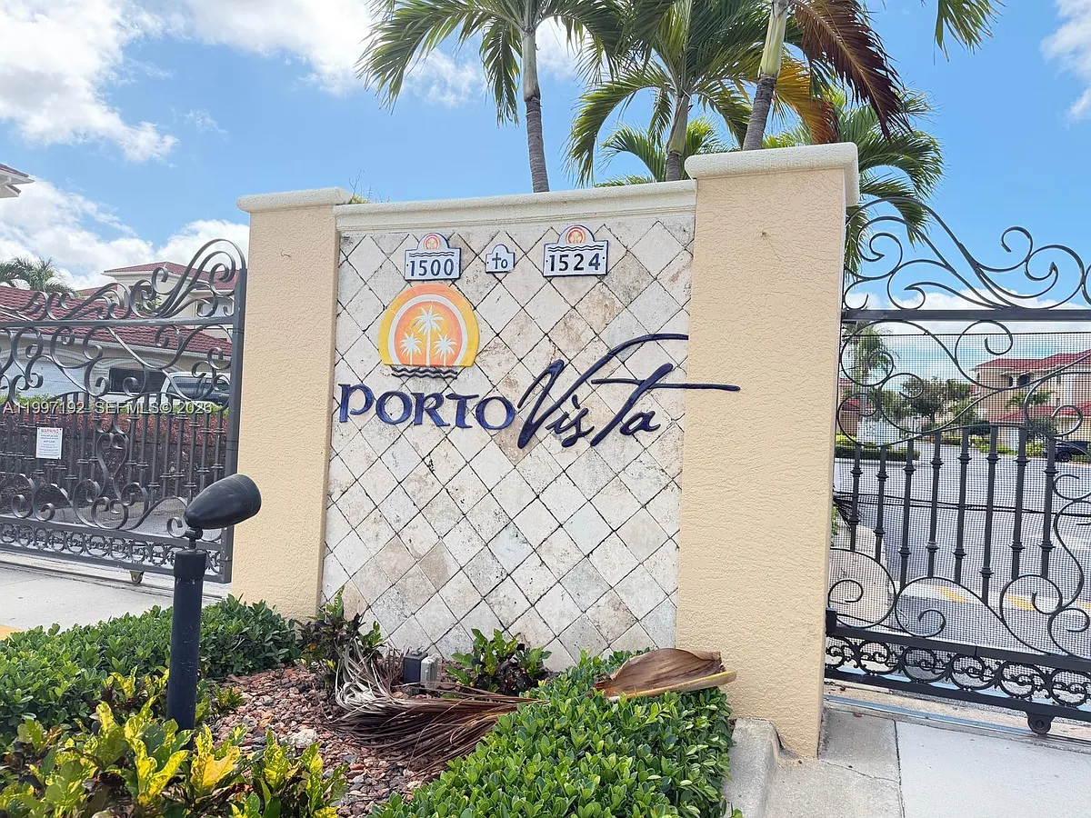Building Photo - 1522 SW 50th St #302