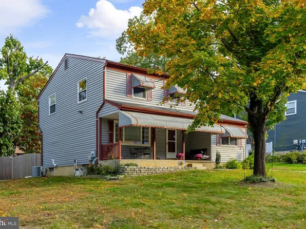 45 Deer Park Cir, Blackwood, NJ 08012