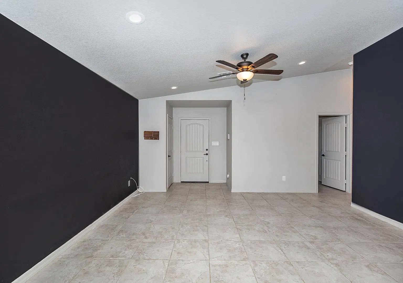 Nice 3 Bedroom In Foothills! — Photo 3