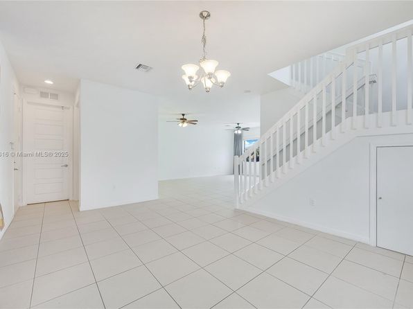 704 NE 193rd St, Miami, FL 33179