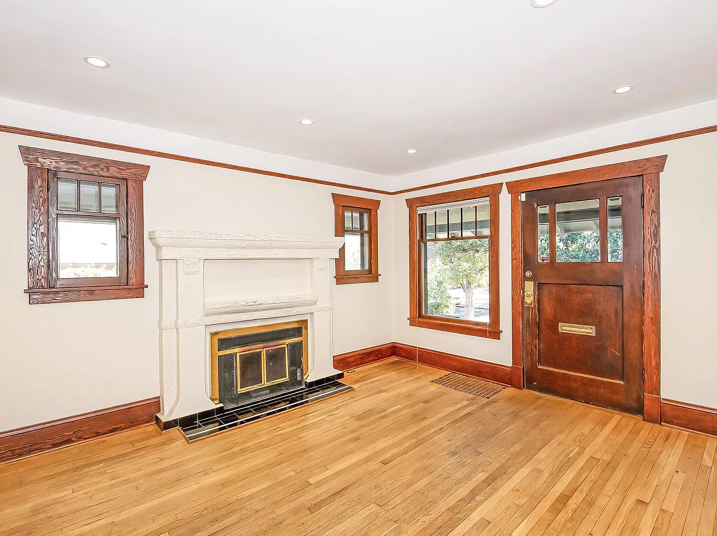 3 bed, 1.0 bath, 1062 sqft, $2,950 — Photo 3