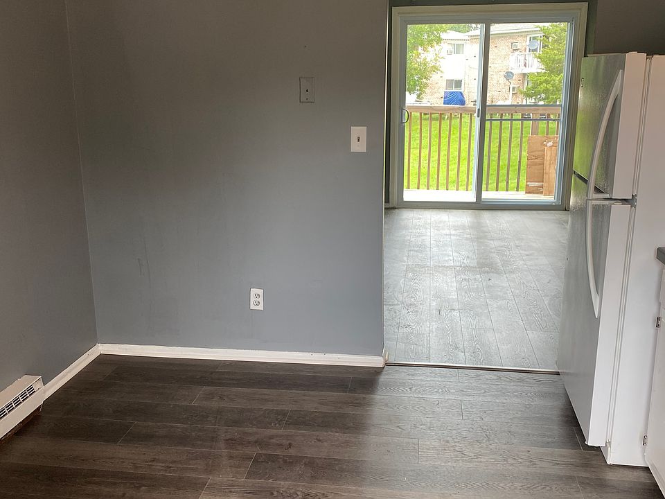 kitchen eating area