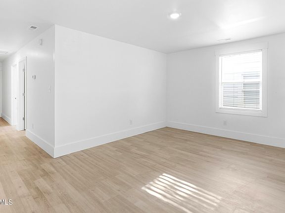 4th image of 1409 Glenn St