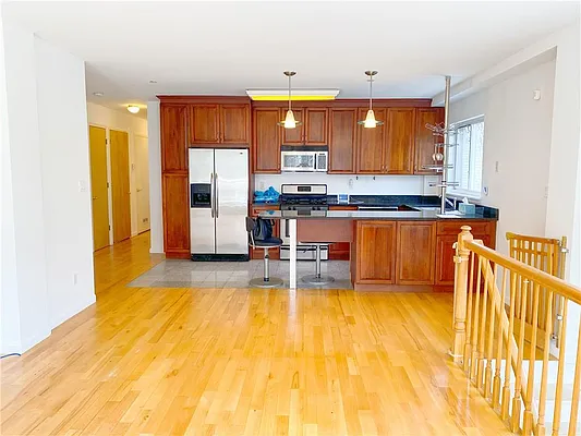 Sold by Remax Edge | media 7