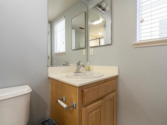 4th image of 1121 Summer Ln #1