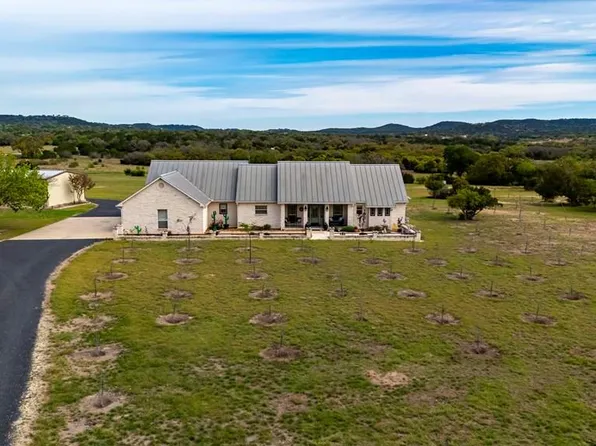 360 Bluff Creek Rd, Center Point, TX 78010