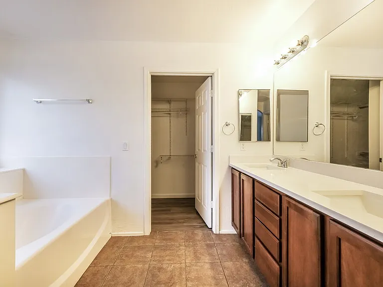 6830 S 44th Ln — Photo 12